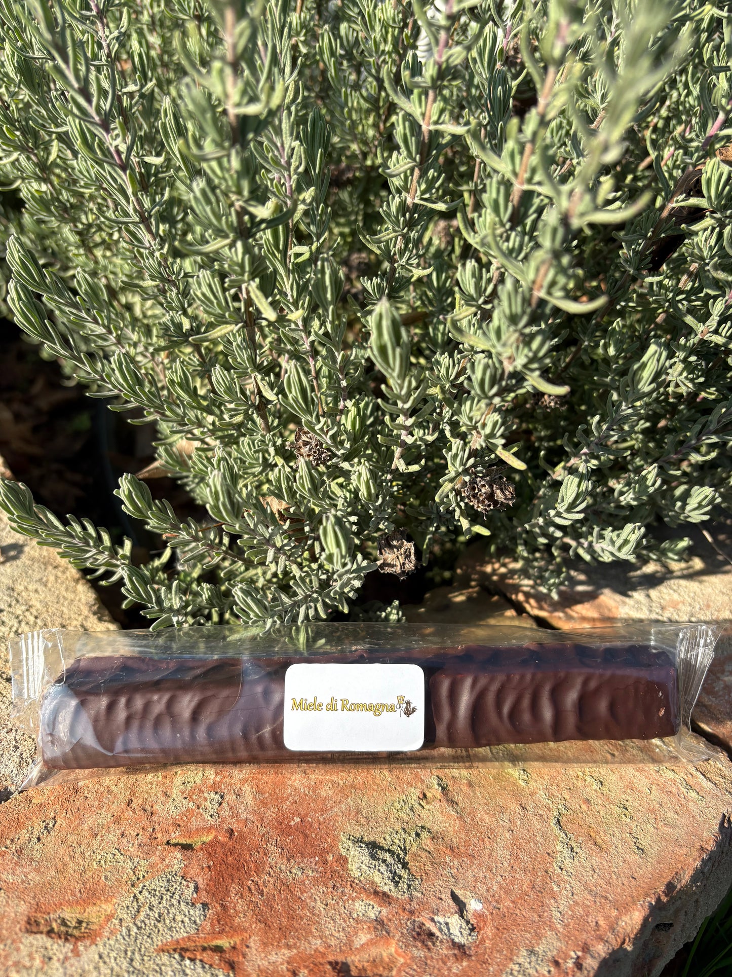 TORRONE TENERO CON MANDORLE RICOPERTO DA CIOCCOLATO FONDENTE