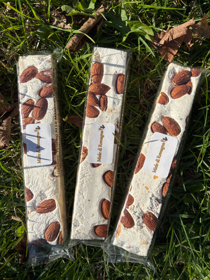 TORRONE TENERO CON MANDORLE