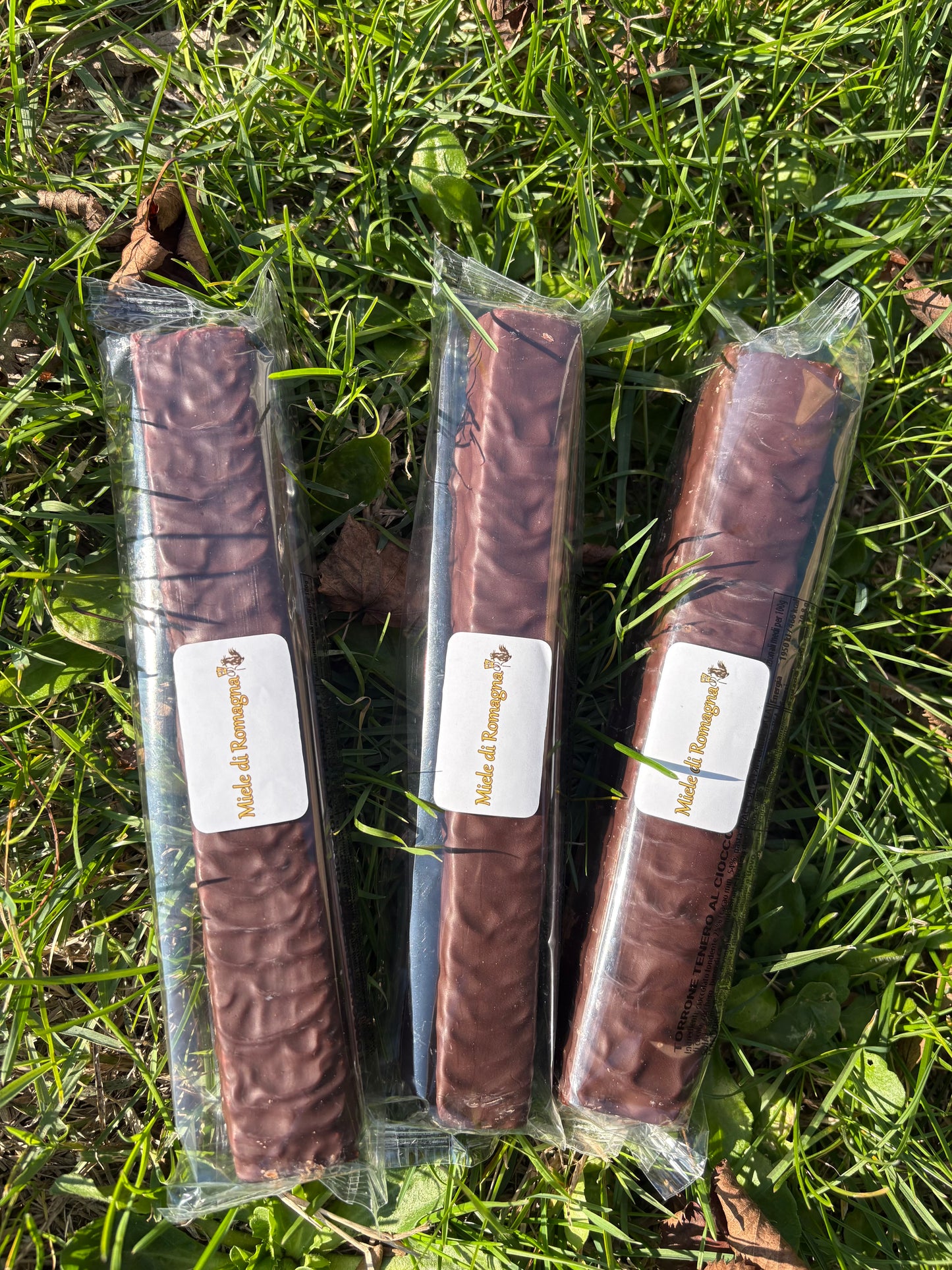 TORRONE TENERO CON MANDORLE RICOPERTO DA CIOCCOLATO FONDENTE